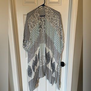 Like new Janice blue and white one size short sleeve kimono